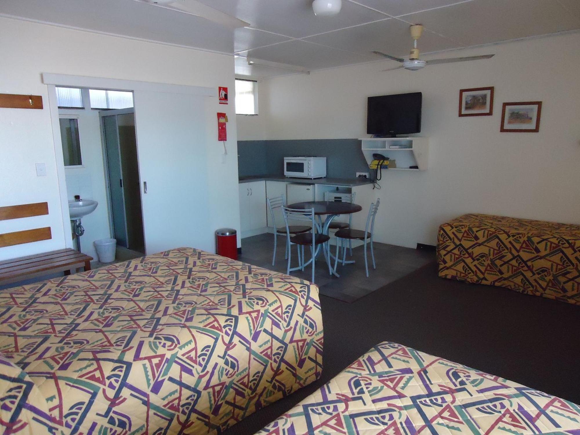 Moondarra Motel Innisfail Bagian luar foto