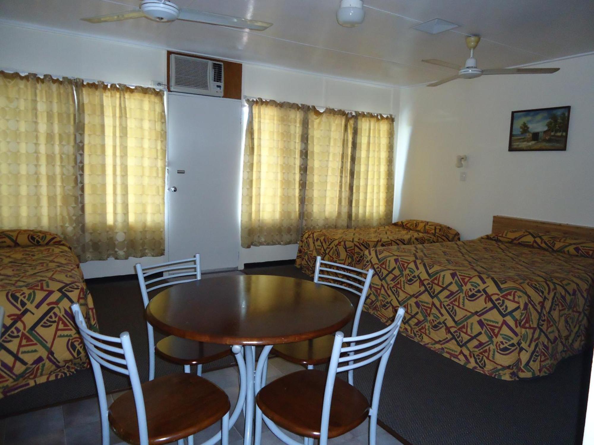 Moondarra Motel Innisfail Bagian luar foto