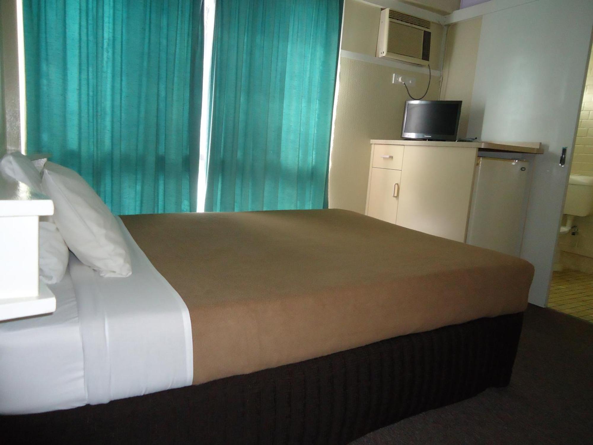 Moondarra Motel Innisfail Bagian luar foto