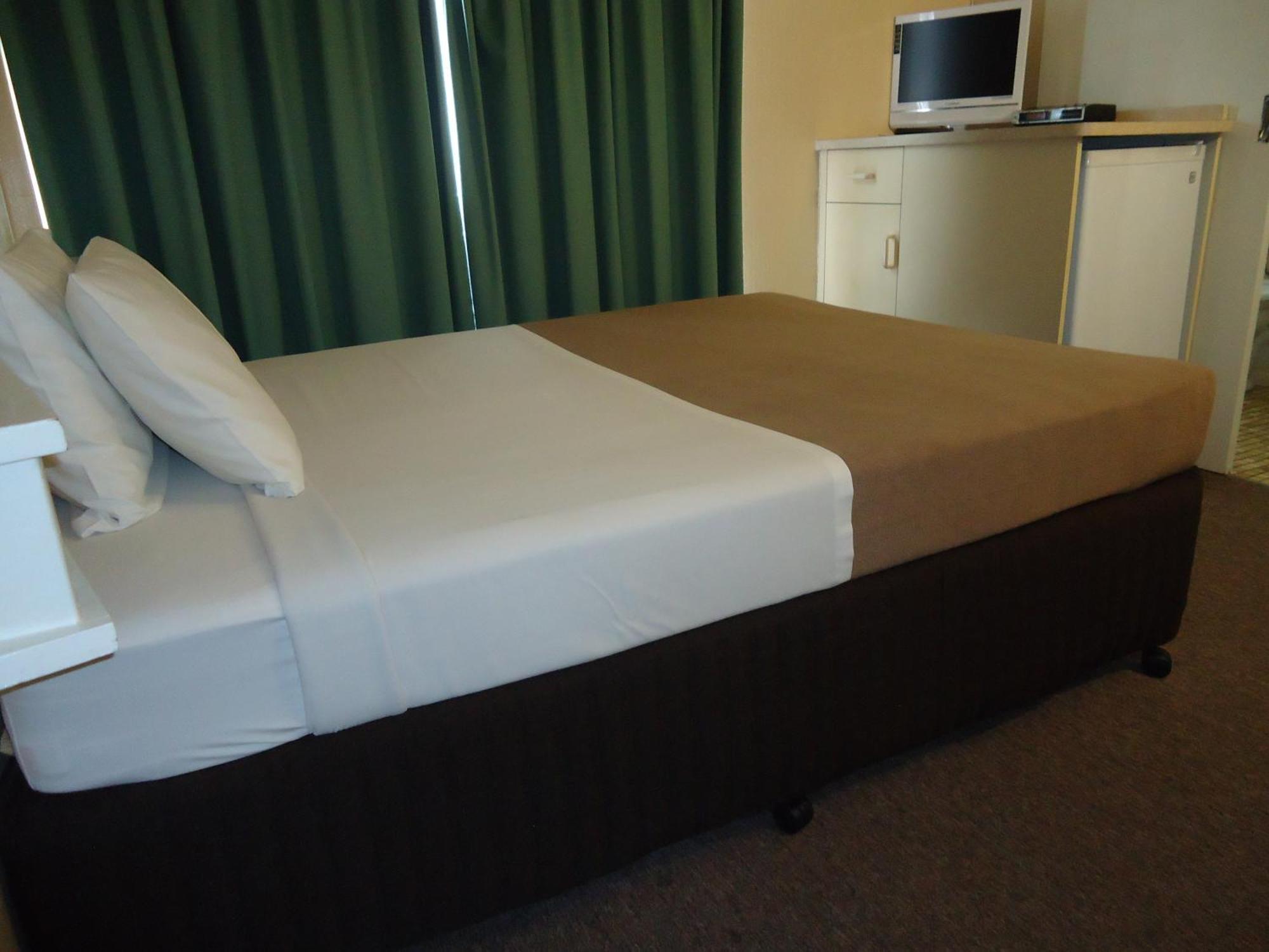 Moondarra Motel Innisfail Bagian luar foto