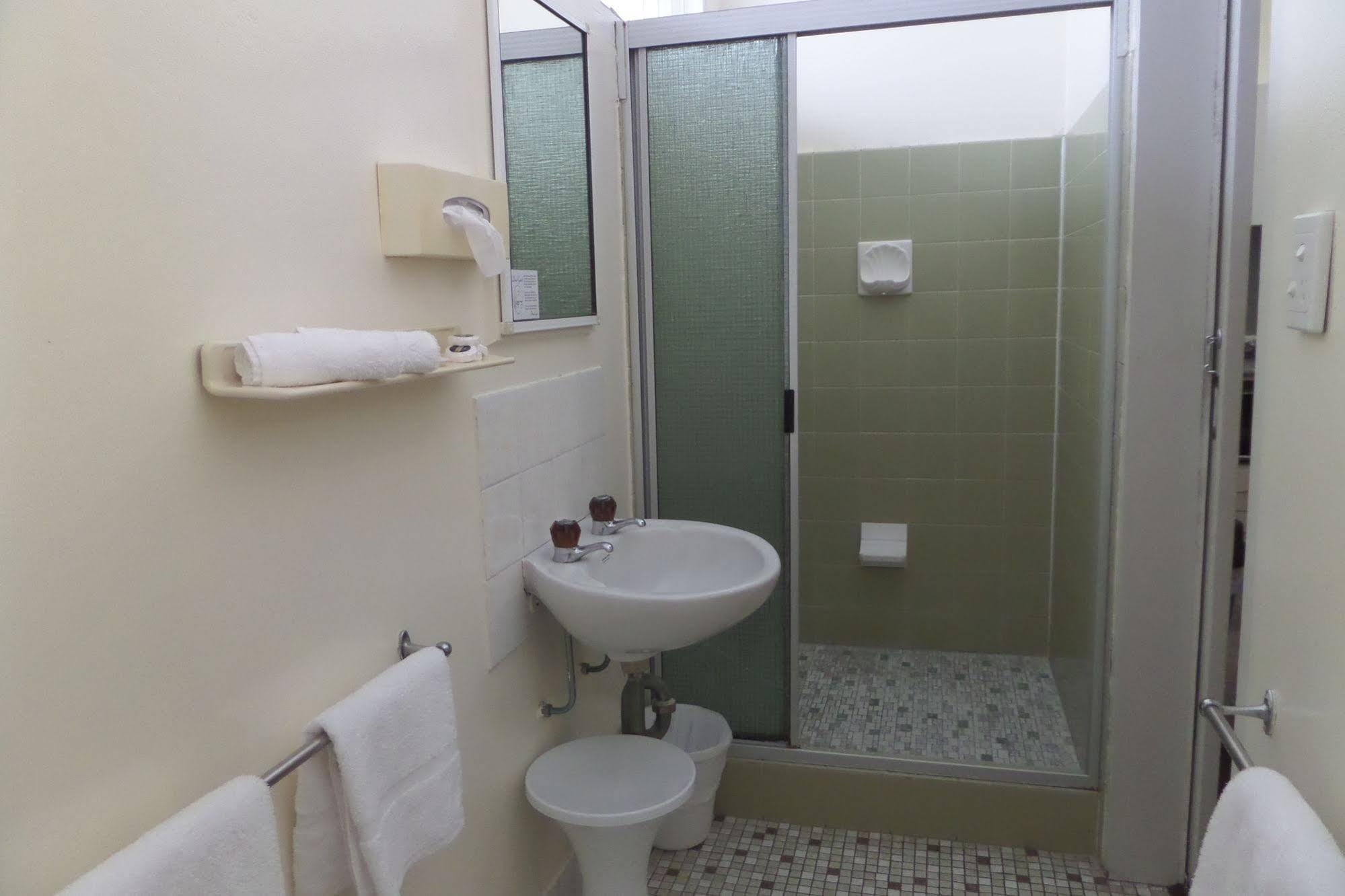 Moondarra Motel Innisfail Bagian luar foto