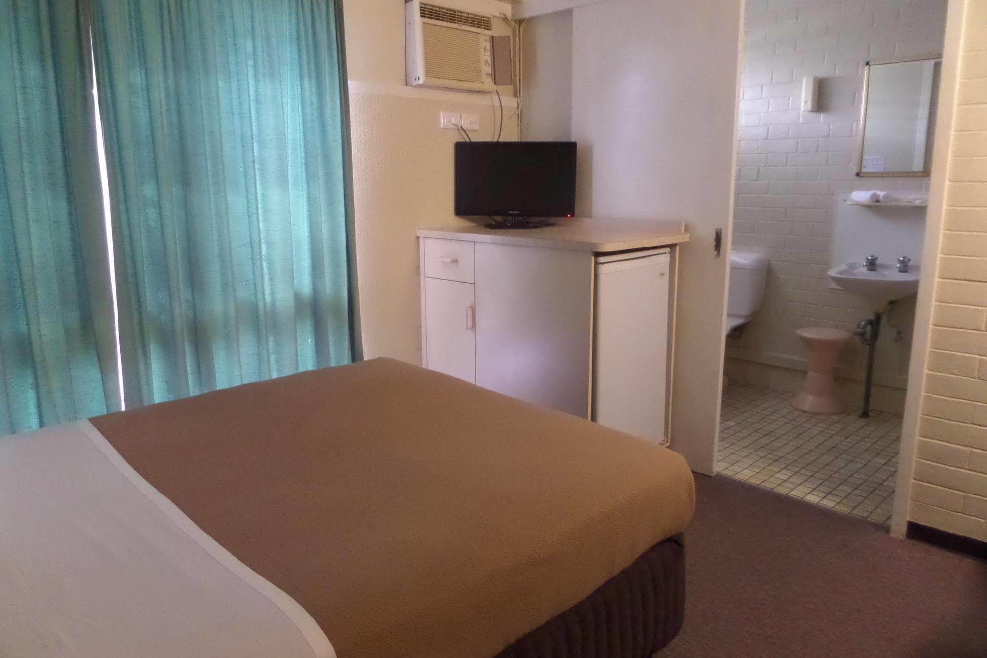Moondarra Motel Innisfail Bagian luar foto