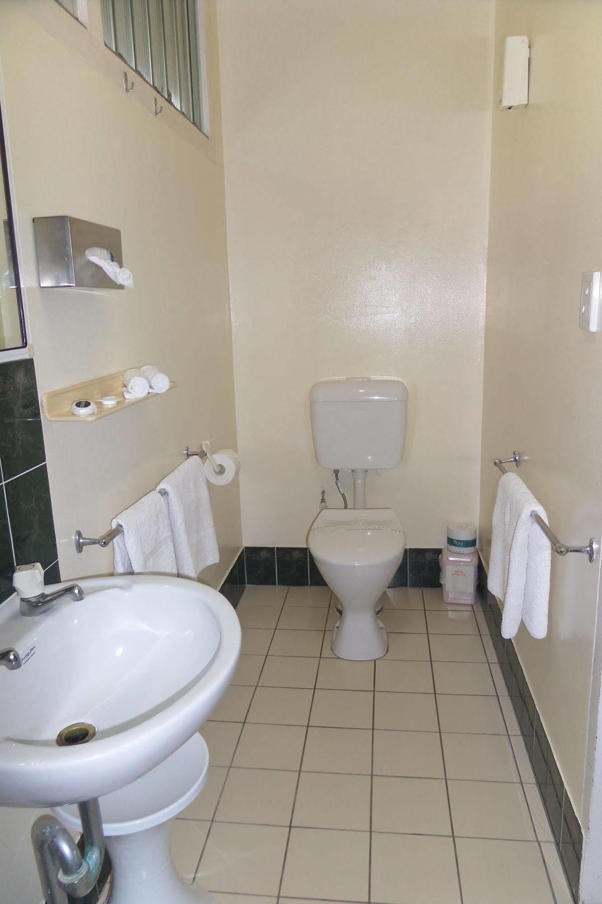 Moondarra Motel Innisfail Bagian luar foto