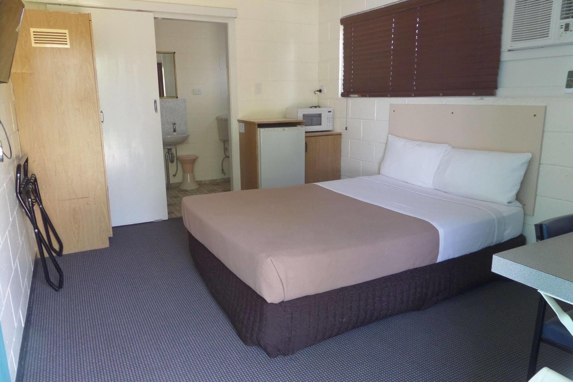 Moondarra Motel Innisfail Bagian luar foto