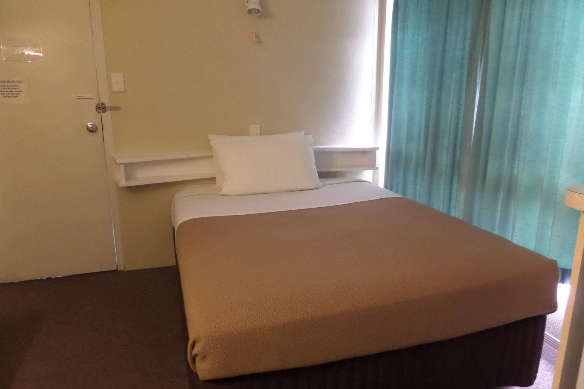 Moondarra Motel Innisfail Bagian luar foto