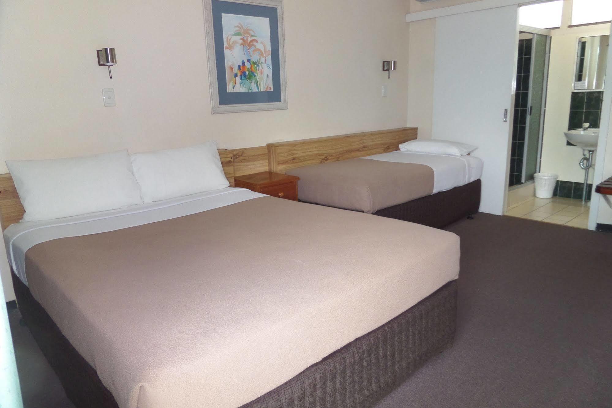 Moondarra Motel Innisfail Bagian luar foto